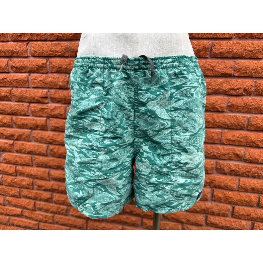 Patagonia green fish print hiking bath suit shorts men's small 4 inch inseam